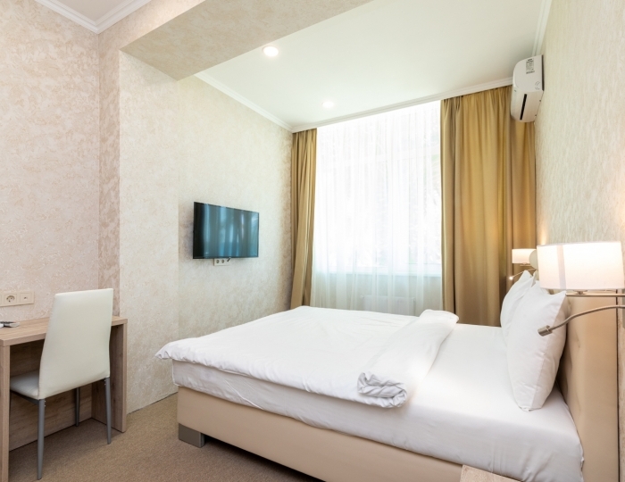 Делюкс 2-местный 2-комнатный без балкона вид на парк - Парк-отель «Кавказ» Гагра